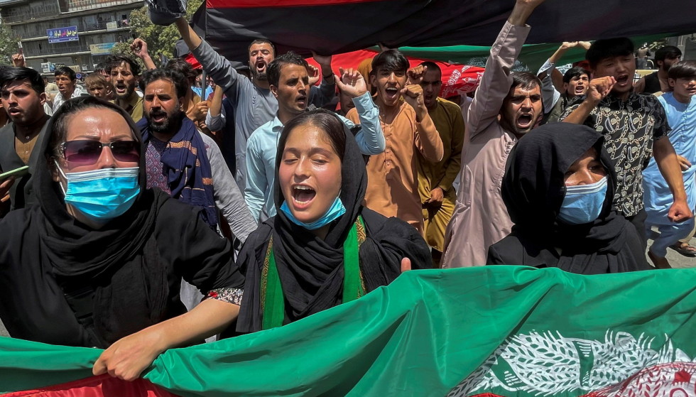 Proud of the Flag: Afghans raised the Afghan flag as they celebrated Independence Day in the capital, Kabul, on Thursday.  Will they be able to do so in the future, when the Taliban tightens its grip?  Everyone is wondering about the future now.  Photo: Reuters / NTB