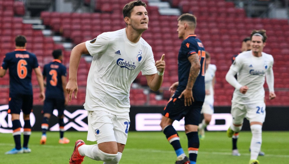 Injury: FC Copenhagen's Jonas Wind was injured by something thrown by Brondby supporters on the field on Sunday.  Photo: Philip Davale/Ritzau Scanpix/AFP)