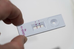 Positive: a positive rapid test for Covid-19 antigen.  Two dashes indicate corona detection.  Photo: Eric Johansen/NTB