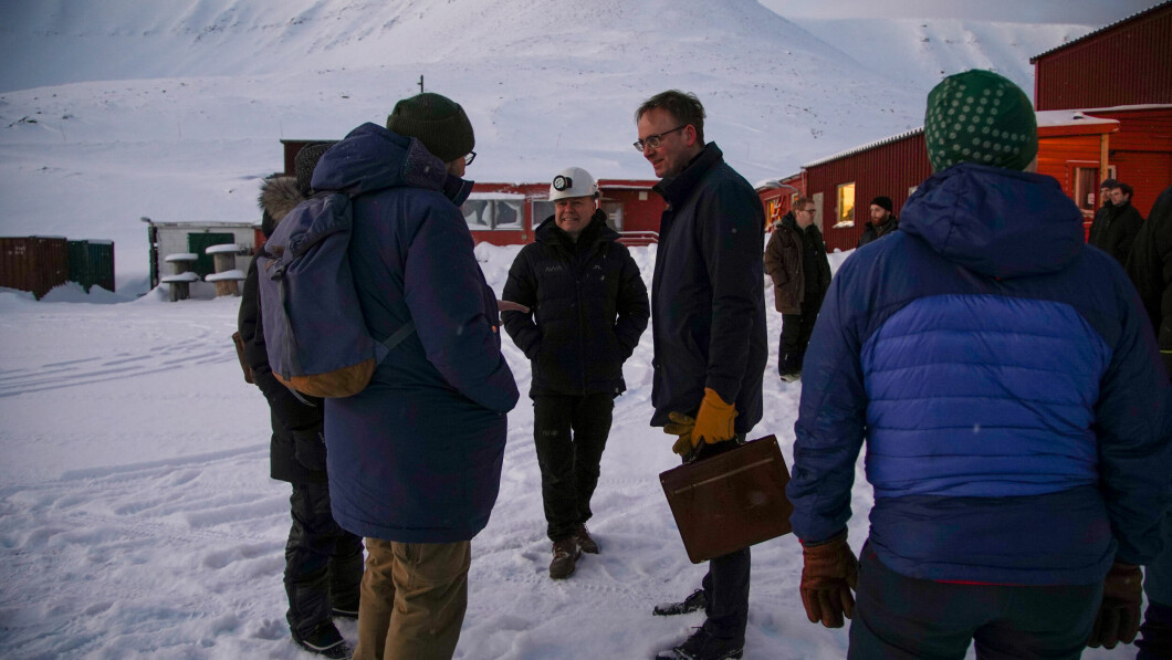 Russian interest: The Russian Consul General in Barentsburg, Sergey Goshin, flew by helicopter to Longyearbyen to participate in the archiving of the project.  Photo: Karen Anna Clip/TV2