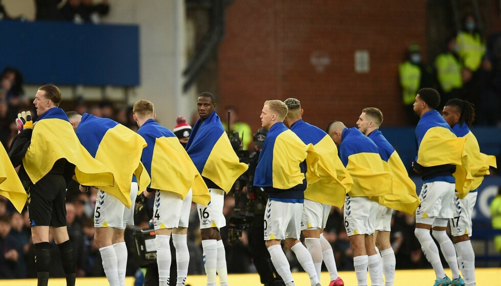 Solidarity: Everton players lined up with Ukrainian flags in solidarity with the war-torn country.  Photo: Olly Scarf/AFP/NTB