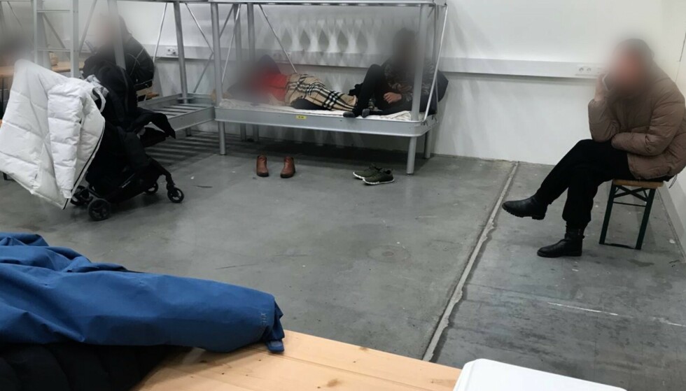 Sleeping on the benches: The children cried because they could not sleep, says Anastasia Berdian.  This is a picture from inside the reception center.  Photo: private.