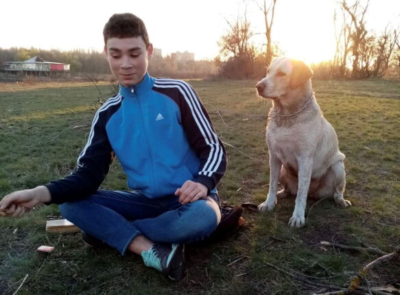 Here Alexandra's son sits with the family dog ​​Luna at home in Ukraine a year ago when everything was different.  Since he is of fighting age, he is not allowed to leave Ukraine.  Photo: Alexandra Zoravel