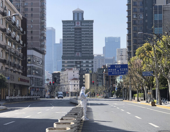 People: A worker in safety uniform stands by the roadside in Shanghai Jing'an District.  Claudia lives in this district.  Photo: Sen. C.