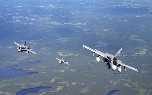 Combined training: USMC aircraft in training in Finland with Finnish combat aircraft.  Photo: Caleb Stelter/USMC