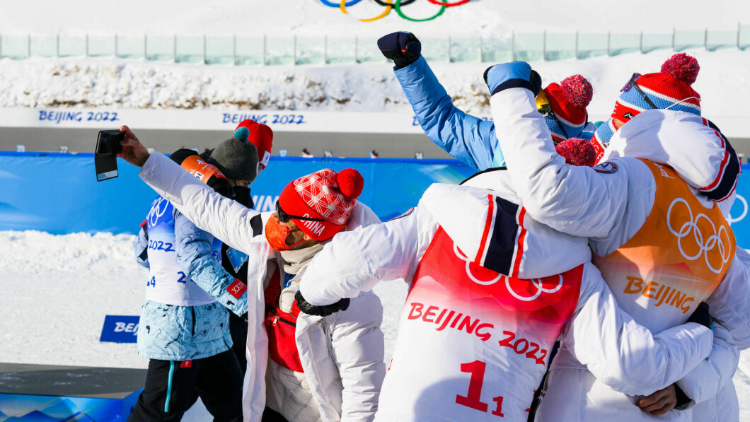 Golden Selfie: The Olympics at home was an athletic retreat for Ole Einar Bjørndalen's students, but he at least got a selfie with the Norwegian Golden Players after the relay.  Photo: John Olaf Nisvold / BILDBYRÅN