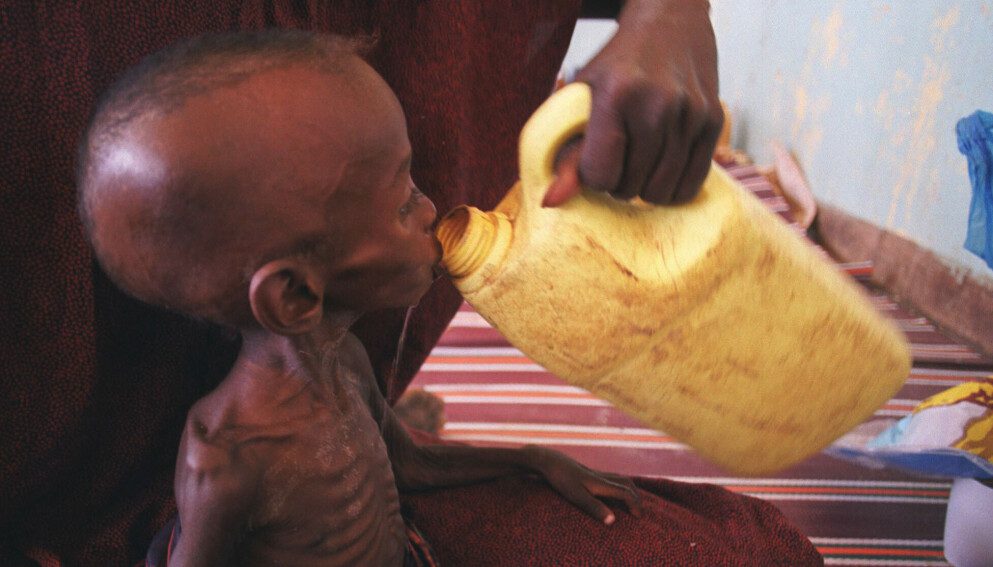 Hunger: Skinny babies get water from a jug.  Millions of people in Africa are fighting a daily battle for survival.  Photo: Nils-Inge Kruhaug/SCANPIX/NTB