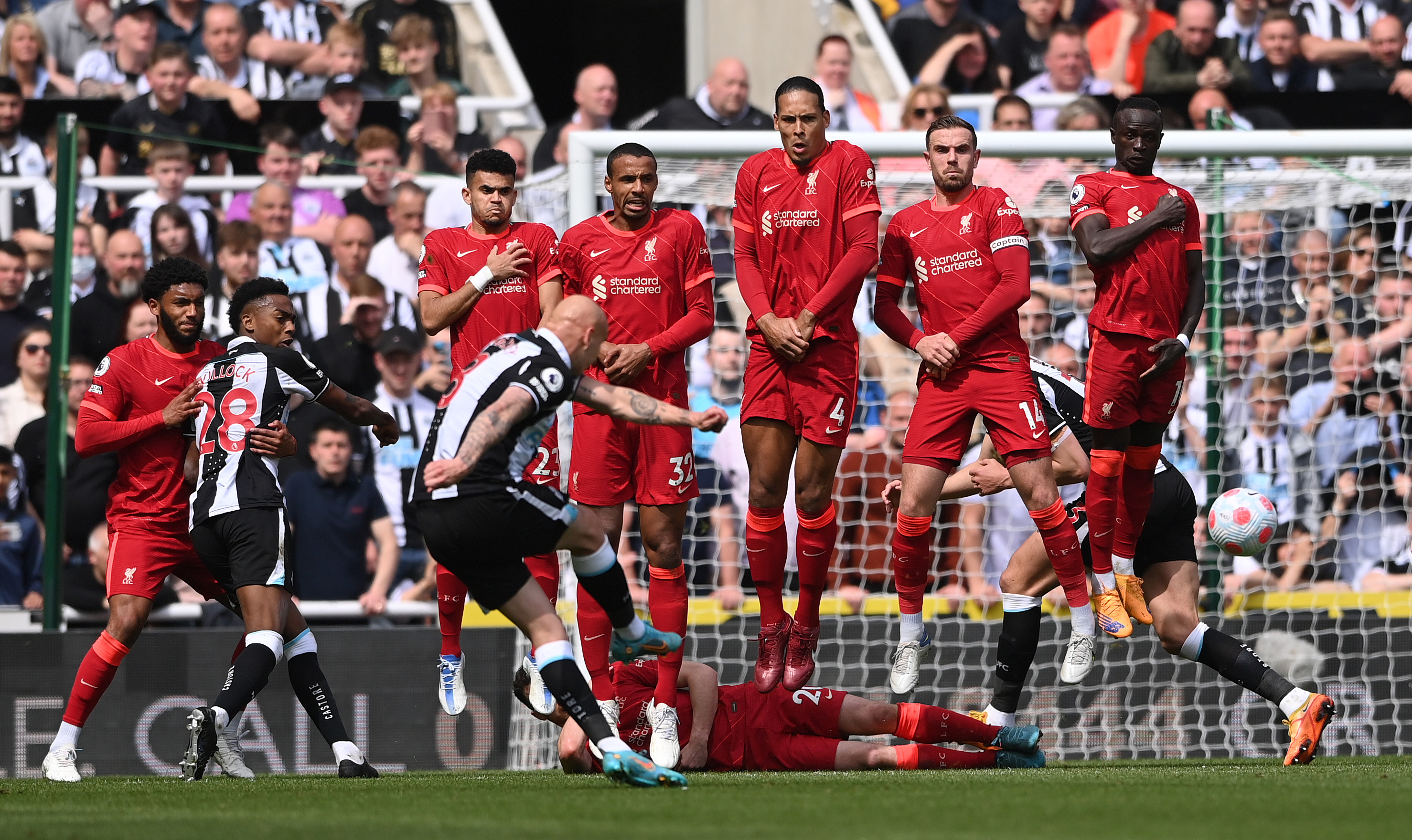 Didn't find the way through: Jongo Shelvey and his teammates were reduced to four finishes, only two of them on goal.