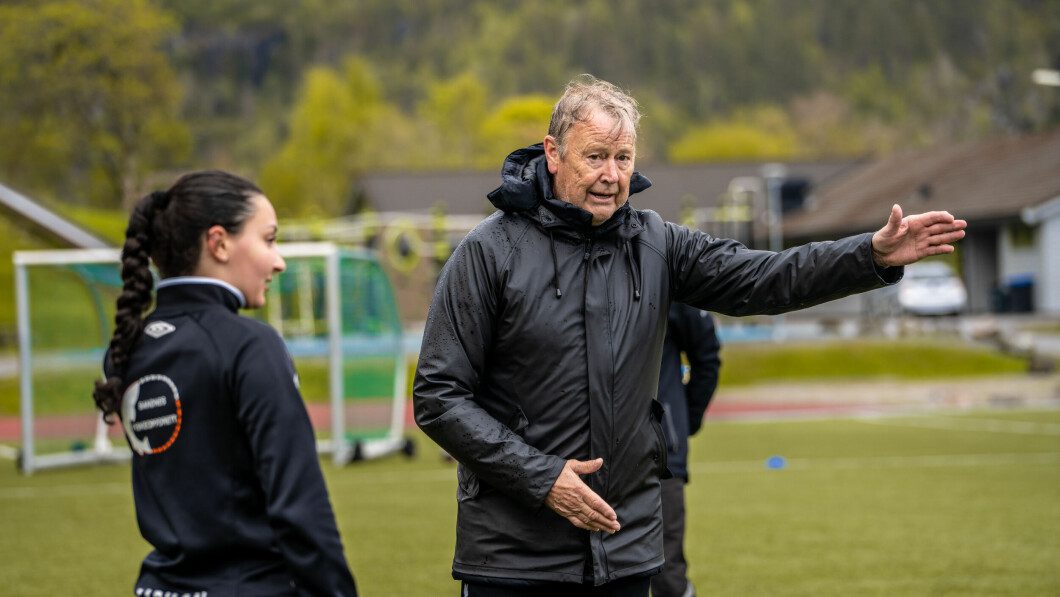 Active player: Resigned as coach, but Ajieh Hared took time to coach a girls' team at Askfol in May.  Photo: Ingrid Wollberg/TV 2