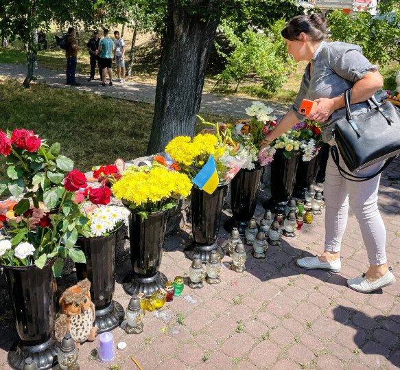 Flows to: Lots of people came to the place and laid flowers on Tuesday.  Photo: Pål S. Schaathun/TV 2