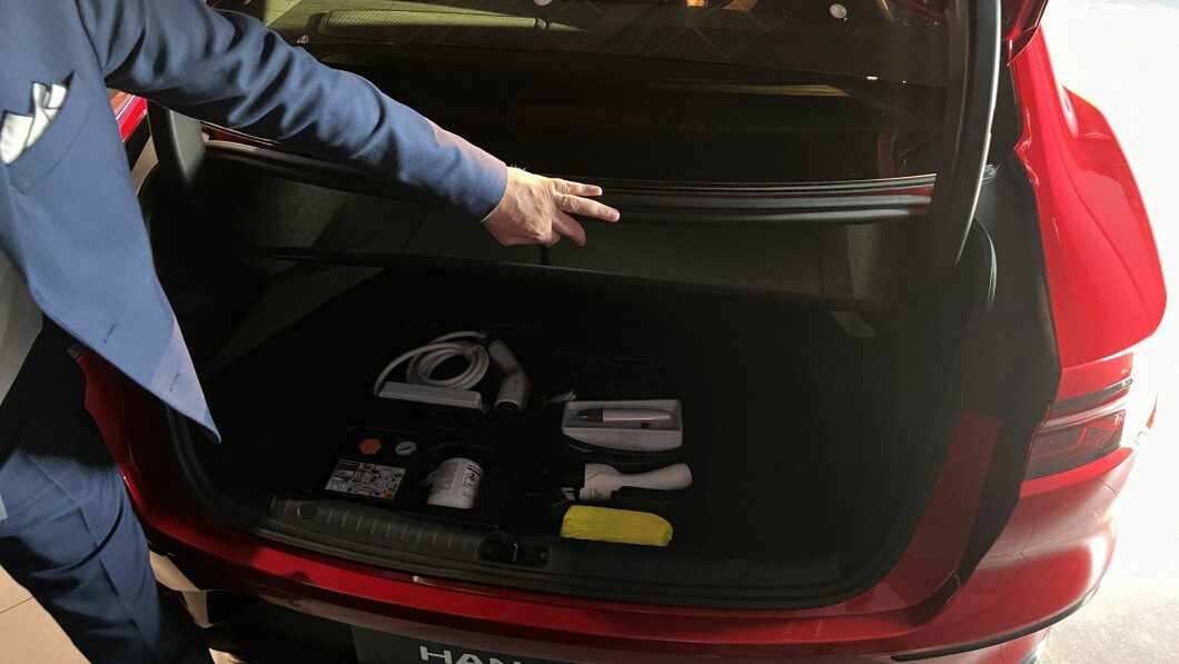 The luggage compartment has a double bottom - and it seems larger than the stated volume of 410 liters.