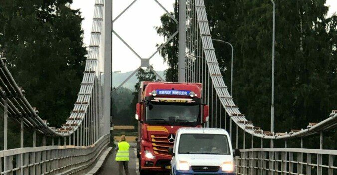 Travel: Headmaster Øystein Skoglund reports that traffic on the suspension bridge at Brandvall has multiplied.  Photo: Private