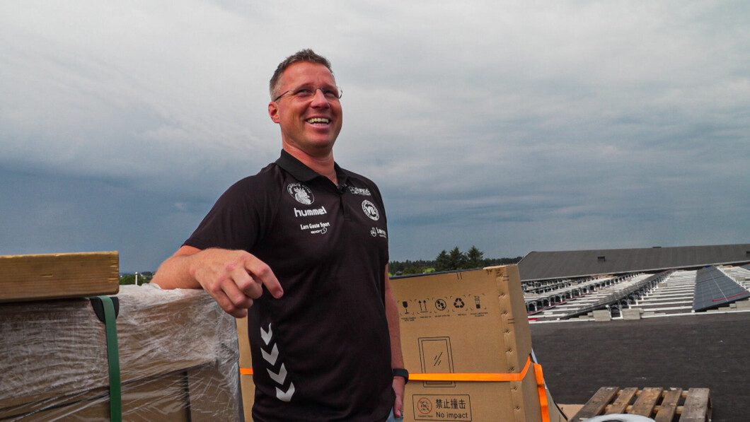 HAPPY: Jan Christian Vasos at Varhaug IL proudly shows off the rooftop solar panels of the gym, which were fully operational for the first time on Tuesday, September 6.  I made an instant profit of NOK 2,400 on the first day of full operation.  Photo: Bjarte Fossfjell/TV 2