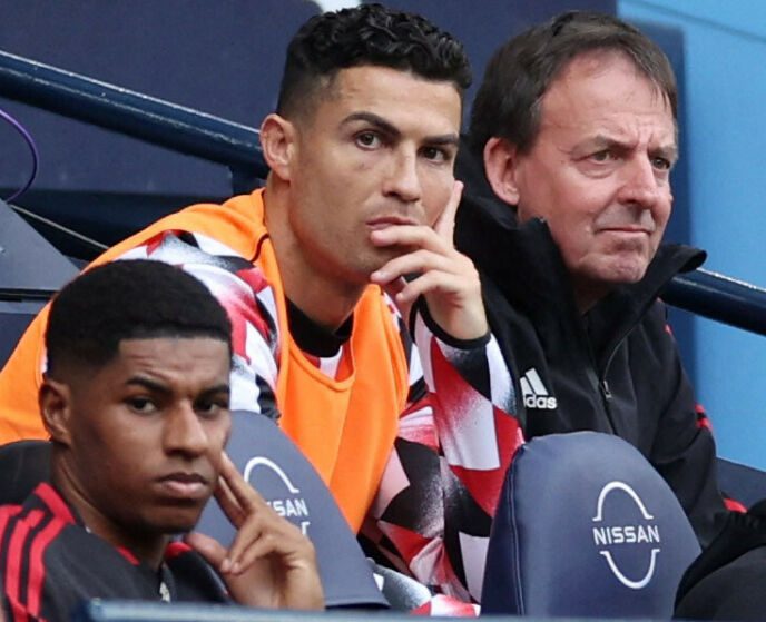 Sad scene: Cristiano Ronaldo had to sit on the bench.  There he saw his teammates lose a bad loss to rivals Manchester City.  Photo: NTB