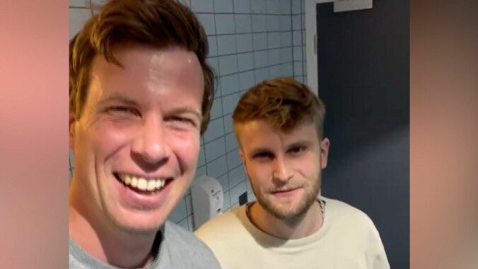 Dream team: Matissen got help from political science student Turgus Kjellmo.  Together they found the phone in the ladies' room.  Photo: Jesper Matissen,