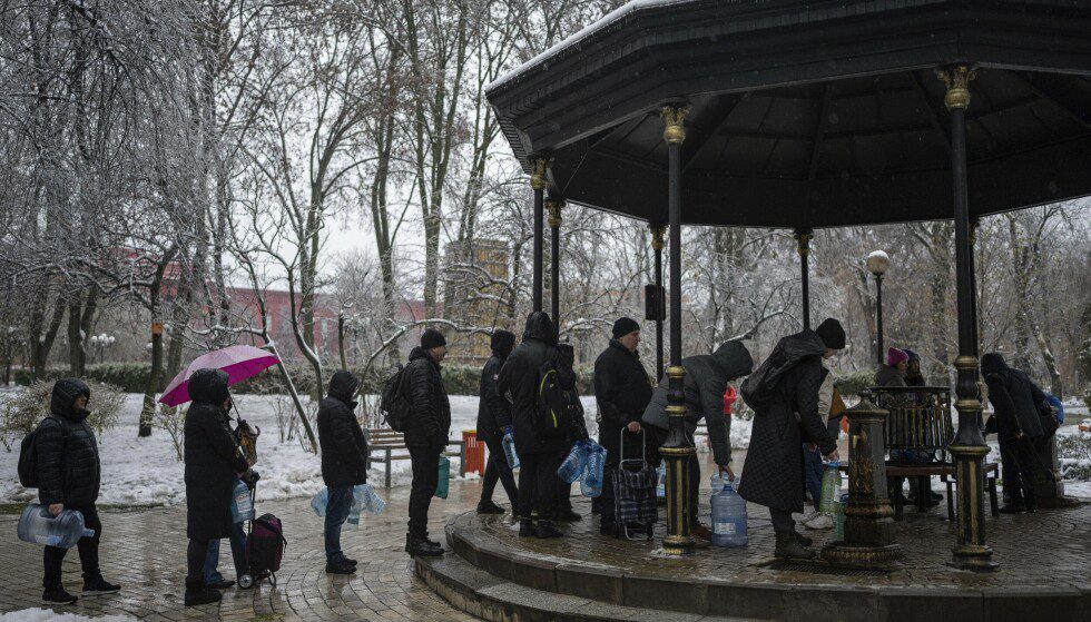 Water collected: Many residents lined up Thursday morning to collect water in Kyiv after Russian missile attacks temporarily crippled the city's water supply.  Photo: Evgeny Maloletka/AP/NTB