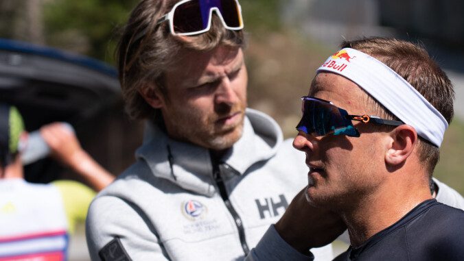 TESTED: Trainer Olav Aleksander Bu measures Kristian Blummenfelt's lactic acid level during training.  Photo: Juan Moreno Lozano