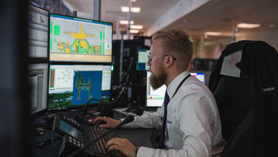 APOC: Inside the Airport Operations Center (APOC), Jan Rune Hansen monitors whether drones come within five kilometers of the airport.  Photo: Aspen Storff