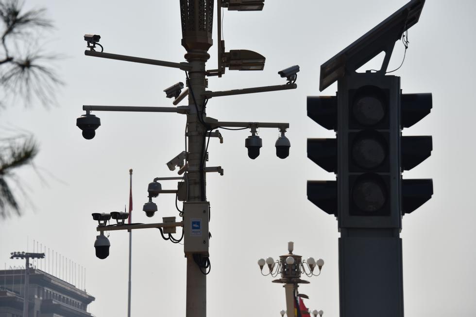 There is no far distance between every surveillance camera in the city of Beijing.  Now it is said that Chinese students have developed clothes that make them "invisible" Technology used to identify people from animals and objects.  Photo: Greg Baker/AFP