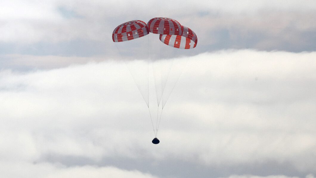 The Orion capsule is on its way to the surface of the sea. Photo: Mario Tama/Pool/Reuters